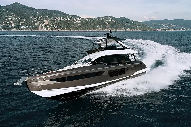 Azimut Fly 68 under way